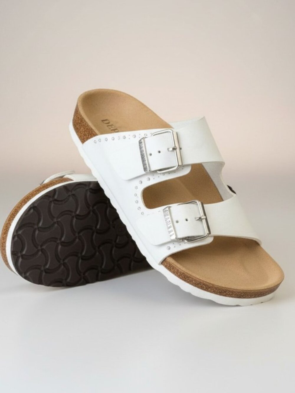 COMFY White Sandals, DEPT222. Leather in step, silver details